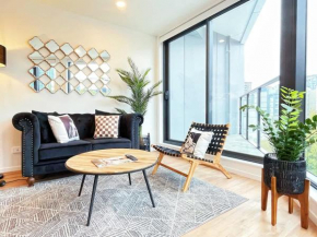 Luxury Parkside Living on Queen St with AC Pool & Gym